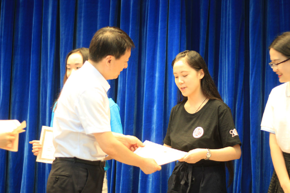 郑州大学六合彩app下载
楚亦斐同学代表六合彩app下载
全体营员领取中国政法大学首届夏令营结业证书